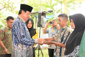 Pemkab Inhil Salurkan Zakat Bantuan Pendidikan dan Pola Produktif